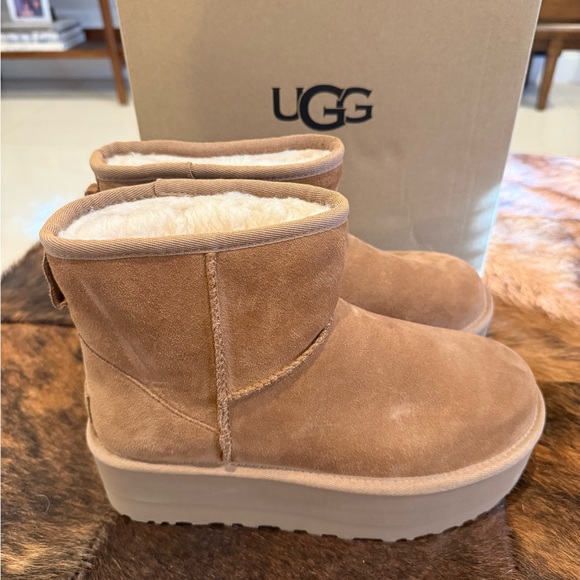 NWT Ugg Classic Mini Platform Boots - Picture 3 of 7